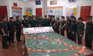 Sĩ quan trẻ Việt Nam - Lào - Campuchia thắt chặt tình đoàn kết