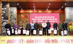 Chủ nhiệm Ủy ban Kiểm tra Trung ương Trần Sỹ Thanh thăm, tặng quà tại Sơn La