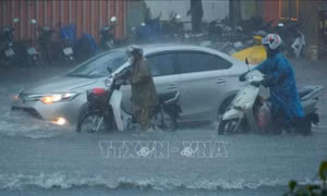 Cần Thơ: Nhiều tuyến đường ngập nặng sau trận mưa lớn kéo dài hơn 2 giờ