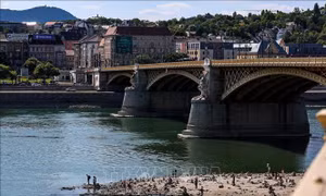 Romania khẩn cấp đánh chìm 4 sà lan trên sông Danube