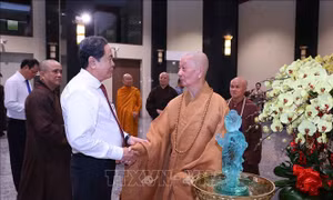 Chủ tịch Quốc hội thăm, chúc mừng Đức Pháp chủ Giáo hội Phật giáo Việt Nam