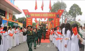 Quan tâm, chăm lo đời sống vật chất, tinh thần cho gia đình có con em nhập ngũ