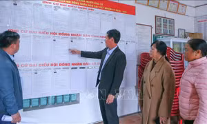 Bảo đảm lựa chọn nhân sự đủ phẩm chất, năng lực tham gia tổ chức bầu cử