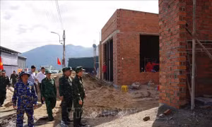 Nỗ lực vượt khó giúp dân dựng lại nhà sau mưa, lũ
