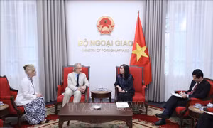 Thứ trưởng Bộ Ngoại giao Lê Thị Thu Hằng tiếp Công tước xứ Richmond và Phu nhân