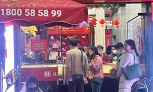  ‘Cơn sốt’ vàng chưa dừng lại, người dân xếp hàng dài để mua - bán vàng 