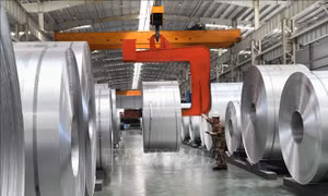 Nhập khẩu HRC tiếp tục tăng, thép Việt chờ 'giải cứu'