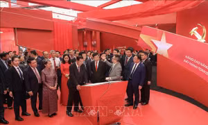 Tổng Bí thư, Chủ tịch nước Lào và Chủ tịch Đảng Nhân dân, Chủ tịch Thượng viện Campuchia tham quan Triển lãm thành tựu đất nước