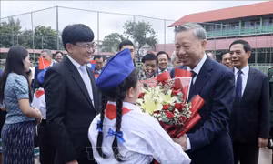Chủ tịch nước Tô Lâm thăm, tặng quà Trường song ngữ Lào – Việt Nam