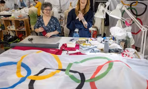 Gấp rút chuẩn bị trang phục cho lễ khai mạc và bế mạc Olympic Paris 2024