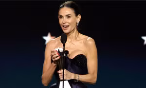 Demi Moore tỏa sáng tại Critics Choice Awards 2025