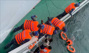 Đã cứu được một trong ba người bị sóng cuốn trôi tại Sơn Trà