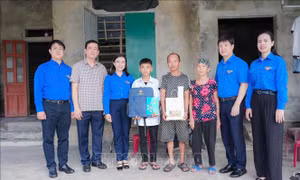Thăm, tặng quà người dân và thanh thiếu nhi Hà Tĩnh bị ảnh hưởng bởi bão số 10