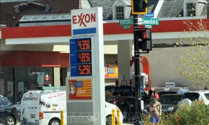 Giá dầu diesel tại Mỹ lần đầu vượt 6 USD/gallon