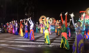 Nghệ An: Hàng nghìn người dân đội mưa hòa mình vào lễ hội Carnival rực rỡ sắc màu