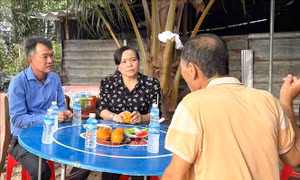 Thăm hỏi gia đình nạn nhân vụ phóng hỏa sau mâu thuẫn khiến 3 người thương vong