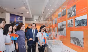 Trưng bày chuyên đề 'Đất nước trọn niềm vui'