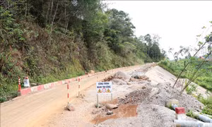 Phân luồng giao thông để xử lý sạt lở Quốc lộ 24