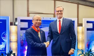 Trao Huân chương Bắc đẩu Bội tinh của Pháp tặng Đại sứ Đinh Toàn Thắng