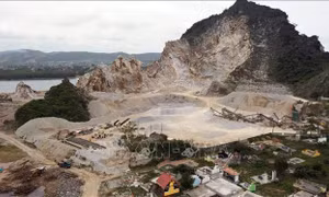 Nổ mìn khai thác đá tại mỏ Lèn (Quảng Trị) làm nhiều nhà dân bị thủng mái