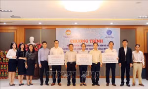 Trao tặng hơn 2.300 thẻ bảo hiểm y tế cho người nghèo dịp Tết