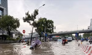 Mưa lớn đầu tuần, đường phố Hà Nội lại ngập