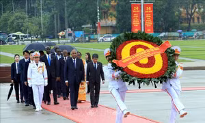 Chủ tịch Quốc hội Côte d’Ivoire viếng Chủ tịch Hồ Chí Minh và tưởng niệm các Anh hùng liệt sĩ