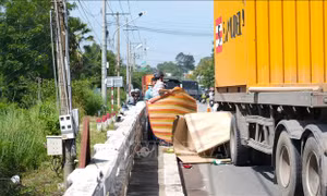 Xe container va chạm xe máy trên Quốc lộ 22B làm một người tử vong