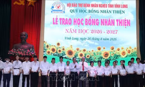 Trao 622 suất học bổng cho học sinh vượt khó học giỏi tại Vĩnh Long