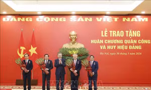 Tổng Bí thư trao Huân chương Quân công và Huy hiệu Đảng tặng các đồng chí lãnh đạo, nguyên lãnh đạo