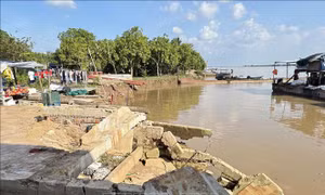 Hỗ trợ các hộ dân phải di dời nhà do sạt lở bờ sông Tiền