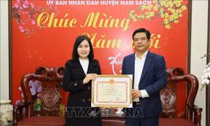 Khen thưởng một phụ nữ dũng cảm cứu 3 em nhỏ đuối nước