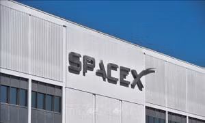 SpaceX lên kế hoạch chuyến bay có người lái đầu tiên qua các cực của Trái Đất