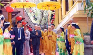 Quốc vương Campuchia Norodom Sihamoni tham quan chùa Quán Sứ