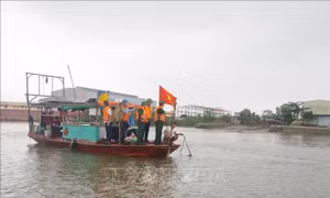 Thủ tướng chỉ đạo khẩn trương tìm kiếm người mất tích do chìm thuyền tại Quảng Ninh