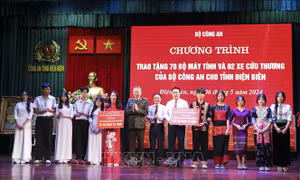 Bộ Công an tặng máy tính và xe cứu thương cho tỉnh Điện Biên