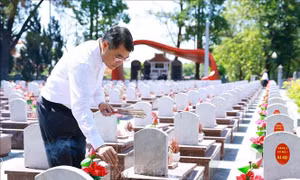 Thủ tướng Lê Minh Hưng dâng hương tại Nghĩa trang Trường Sơn và Thành cổ Quảng Trị