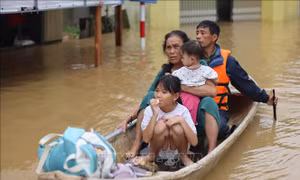 Nước lũ bủa vây xã Trung Giã, huyện Sóc Sơn