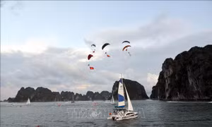 Lần đầu tiên tổ chức Lễ hội thuyền buồm, dù bay, moto nước trên Vịnh Hạ Long