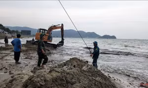 Tiêu hủy các vật liệu nổ thu được khi trục vớt xe tăng ở Gia Lai