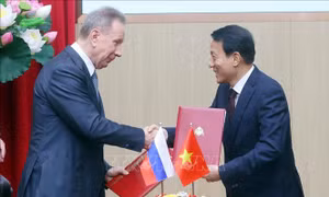 Bộ trưởng Công an hội đàm với Giám đốc Cơ quan Vệ binh quốc gia Liên bang Nga