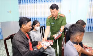 Tuyên truyền vận động người dân giao nộp vũ khí, vật liệu nổ, ngư cụ cấm