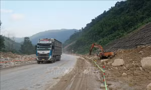 Đà Nẵng khẩn trương khắc phục hậu quả mưa lũ trên các tuyến đường bộ