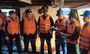 Bàn giao 2 tàu cá cùng 10 ngư dân gặp nạn cho lực lượng chấp pháp Trung Quốc
