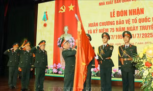 Nhà xuất bản Quân đội nhân dân đón nhận Huân chương Bảo vệ Tổ quốc hạng Ba
