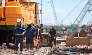 Nắng như đổ lửa, nhịp sống Hà Nội vẫn không ngừng chuyển động