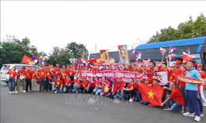 Cổ động viên Việt Nam 'tiếp lửa' cho đội tuyển quốc gia tại Viêng Chăn
