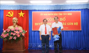 Tây Ninh: Trao quyết định nghỉ hưu và thôi việc cho cán bộ, lãnh đạo các sở