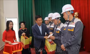 Phó Thủ tướng Lê Thành Long động viên, trao quà Tết cho nhân dân Cao Bằng