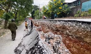 Xác định nguyên nhân vụ sụt lún tuyến đường ven sông ở Quảng Trị